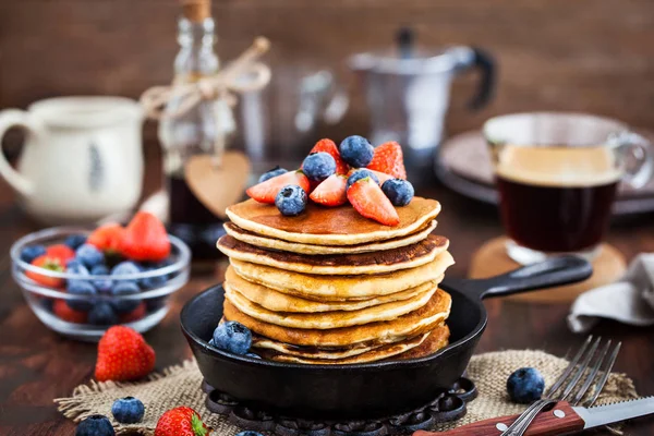 Stack of freshly prepared banana  pancakes with fresh berries — Stock Photo, Image