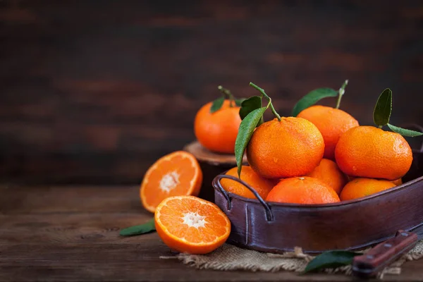 Fresh Tangerines Leaves Wooden Table — Stock Photo, Image