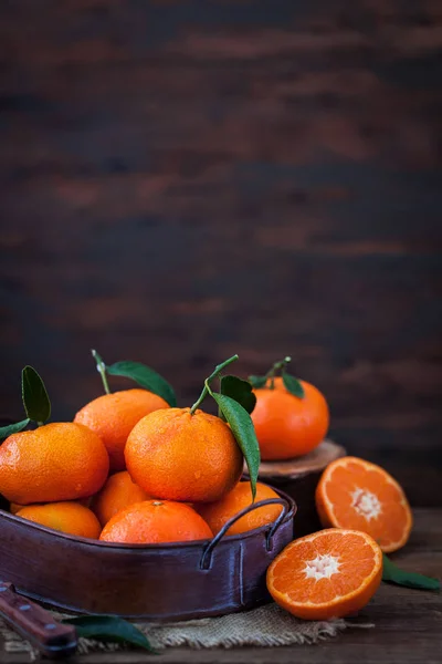 Verse Mandarijnen Met Bladeren Houten Tafel — Stockfoto