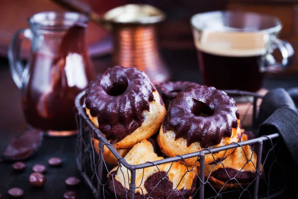 Marble mini bundt cakes with chocolate frosting — Stock Photo, Image