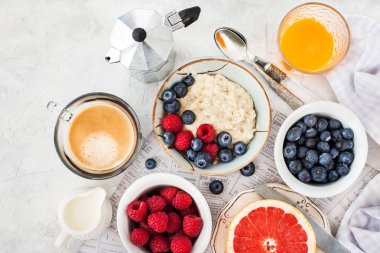 Sağlıklı kahvaltı masası ile yulaf lapası, taze çilek bir