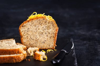 Limon ve bok tohum kek koyu arka plan üzerinde