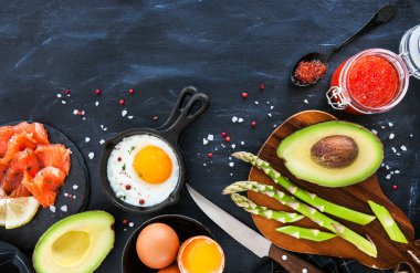 Kahvaltı Masası kızarmış yumurta, avokado, kuşkonmaz ile Üstten Görünüm,