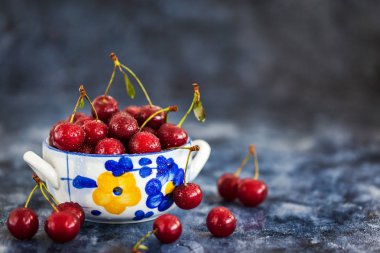 Bir kase taze ıslak vişne