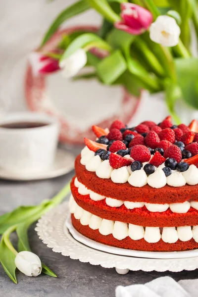 Delicioso pastel casero de terciopelo rojo decorado con crema y patatas fritas — Foto de Stock