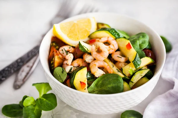 Camarões e abobrinha salada quente - deliciosa comida saudável — Fotografia de Stock