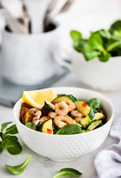 Camarones y calabacín ensalada caliente - deliciosa comida saludable —  Fotos de Stock