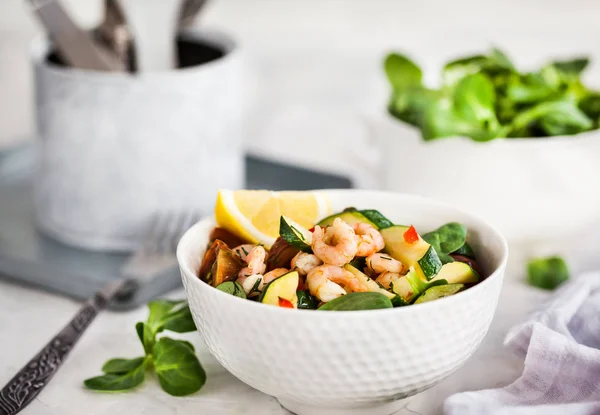 Salade chaude de crevettes et courgettes - délicieux aliments sains — Photo