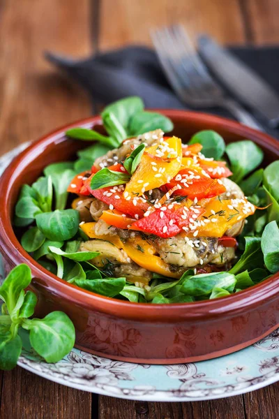 Deliciosas berinjelas quentes frescas, pimentão e salada de gergelim — Fotografia de Stock