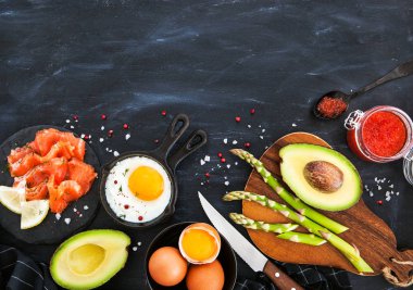 Kahvaltı Masası kızarmış yumurta, avokado, kuşkonmaz ile Üstten Görünüm,