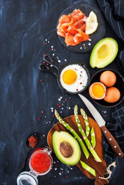 Kahvaltı Masası kızarmış yumurta, avokado, kuşkonmaz ile Üstten Görünüm,