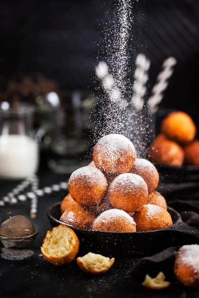 Verse heerlijke huisgemaakte kwark bal donuts met powdere — Stockfoto