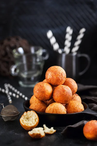 Donuts de bola de queijo caseiro delicioso fresco casa de campo com powdere — Fotografia de Stock