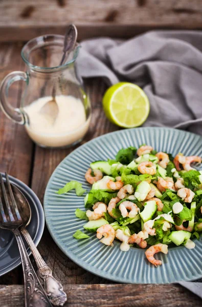 Udang, mentimun dan selada salad dengan yogurt dressing — Stok Foto