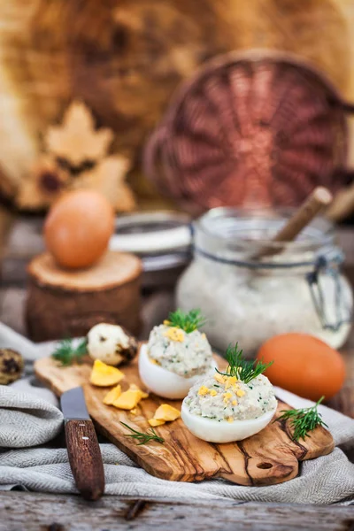 Huevos rellenos con paté cremoso arenque sobre fondo rústico de madera — Foto de Stock