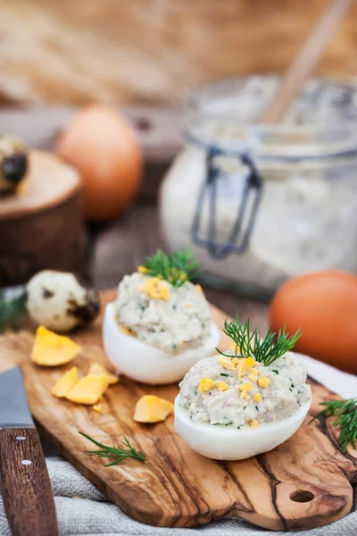 Eieren gevuld met romige pate van de haring op houten rustieke pagina — Stockfoto