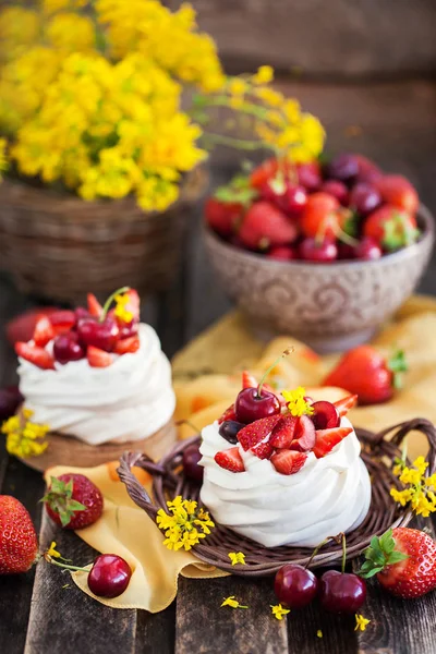 Deliziosa mini torta di meringa Pavlova decorata con berrie fresche — Foto Stock