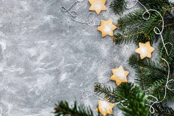 Galleta Chrismtas estrellas y ramas de abeto sobre fondo gris , — Foto de Stock