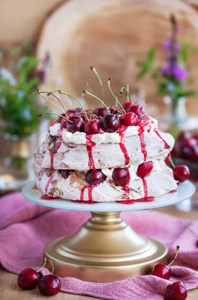 Lezzetli Kara Orman Pavlova taze kirazlı kremalı pasta — Stok fotoğraf