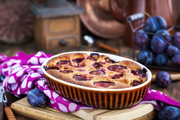 Fresco fatto in casa dimply torta di prugne su sfondo rustico — Foto Stock