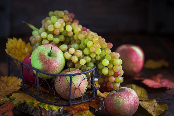 Свежие осенние яблоки и виноград — стоковое фото