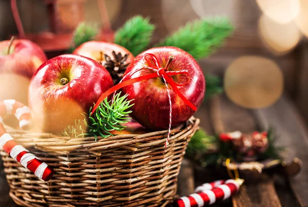 Composição de Natal de férias com maçãs vermelhas em cesta e abeto — Fotografia de Stock