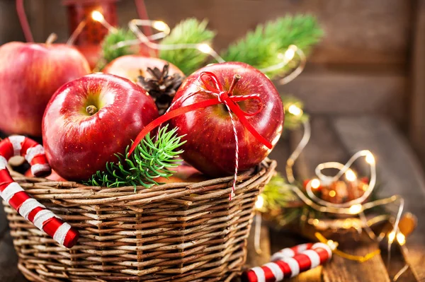 假日圣诞作文，篮子里放着红色苹果，冷杉里放着红色苹果 — 图库照片