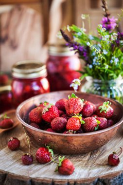 Kırsal ahşap arka planda taze olgun yaz organik çileği.