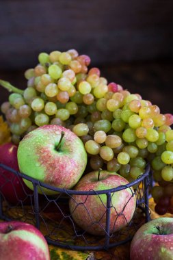 Taze sonbahar elmaları ve üzümleri