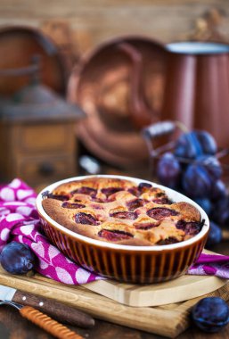 Köy arka planında taze ev yapımı çukur erikli kek.