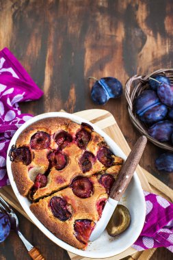 Köy arka planında taze ev yapımı çukur erikli kek.