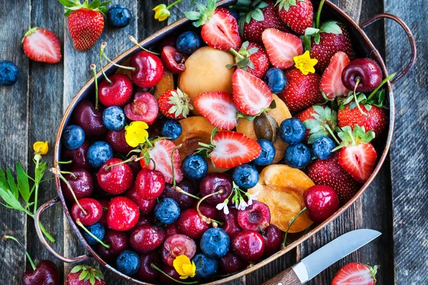 신선한 잘 익은 여름 열매와 과일 (체리, 딸기, 블루베 — 스톡 사진