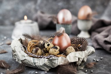 Paskalya boyalı parlaklık inci yumurta ve tüyler, bahar tatil co