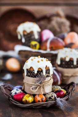 Bayram pastaları, sıcak haç çörekleri ve renkli yumurtalar.