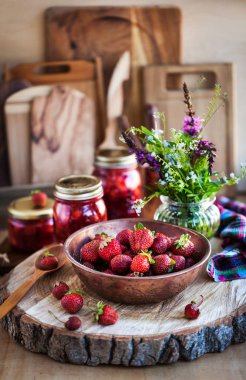 Kırsal ahşap arka planda taze olgun yaz organik çileği.