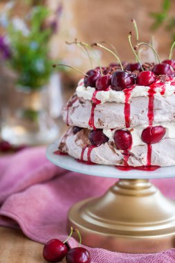 Lezzetli Kara Orman Pavlova taze kirazlı kremalı pasta 