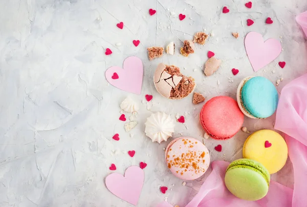 Macarons coloridos e corações em fundo cinza, vista superior, Valen — Fotografia de Stock