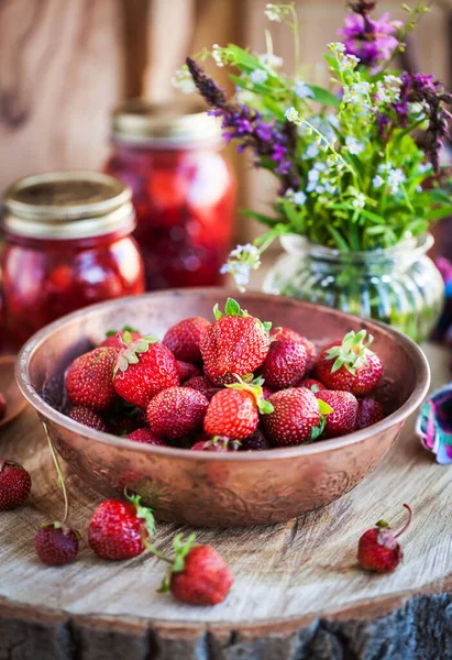 Świeże dojrzałe lato truskawki organiczne na rustykalnym drewnianym tle — Zdjęcie stockowe