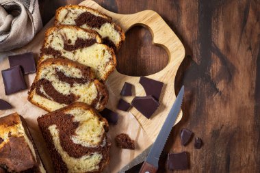 Lezzetli ev yapımı mermer, ahşap arka planda pound kek. 