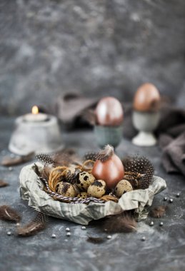 Paskalya boyalı parlaklık inci yumurta ve tüyler, bahar tatil co