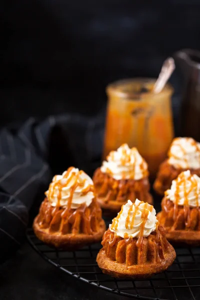 Homemade carrot cupcakes with caramel sauce and cream cheese fro — Stock Photo, Image