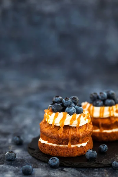 Deliciosos pasteles individuales de zanahoria con salsa de caramelo, queso crema — Foto de Stock