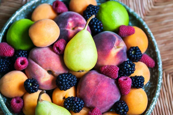 Prato de várias bagas maduras frescas de verão e frutos, close-up — Fotografia de Stock