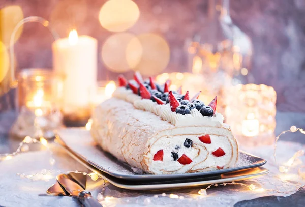 Rulle tårta med grädde och färska bär — Stockfoto