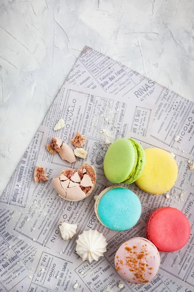 Macarons coloridos no fundo cinza, vista superior, espaço de cópia — Fotografia de Stock