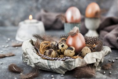 Paskalya boyalı parlaklık inci yumurta ve tüyler, bahar tatili kavramı
