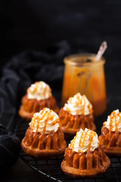 Hausgemachte Karotten Cupcakes Mit Karamellsoße Und Frischkäse Zuckerguss — Stockfoto