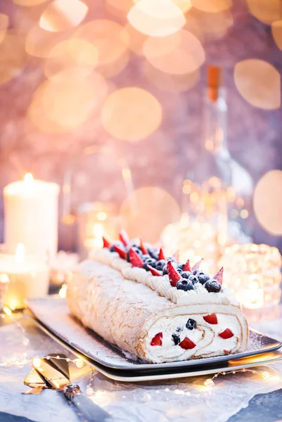 Pastel Merengue Con Crema Bayas Frescas —  Fotos de Stock