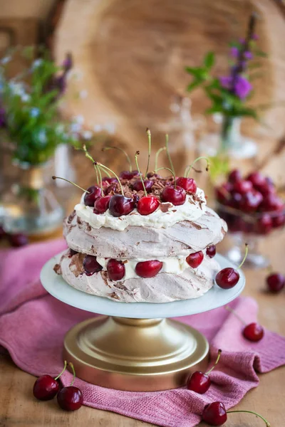 Heerlijk Zwarte Woud Pavlova Meringue Cake Met Verse Kers — Stockfoto