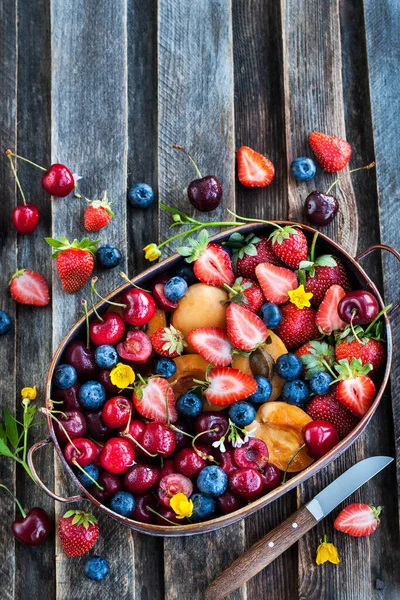 新鲜成熟的夏季浆果和水果 在质朴的木制背景 顶视图 — 图库照片
